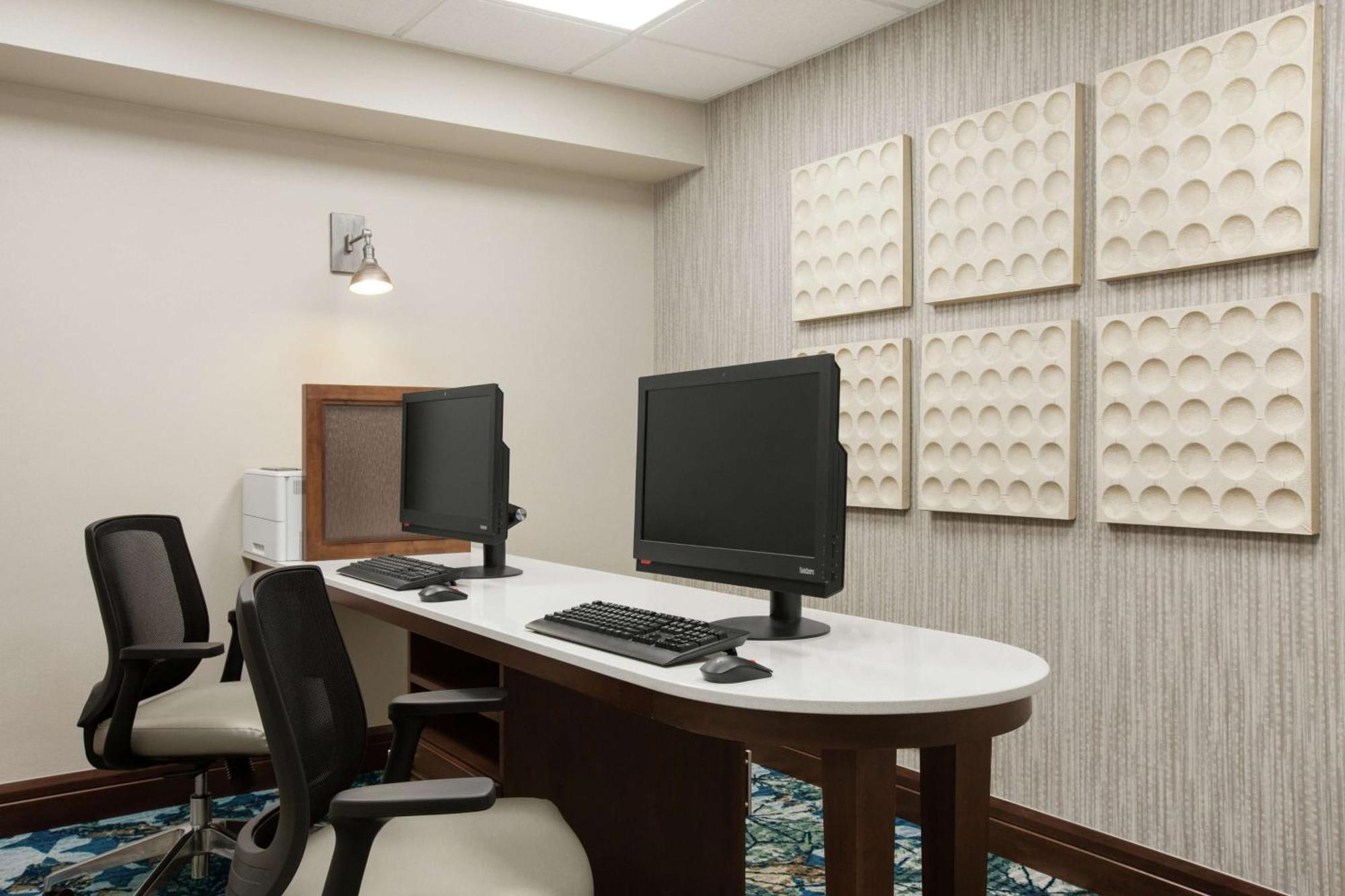 Homewood By Hilton Kansas Airport 3*
