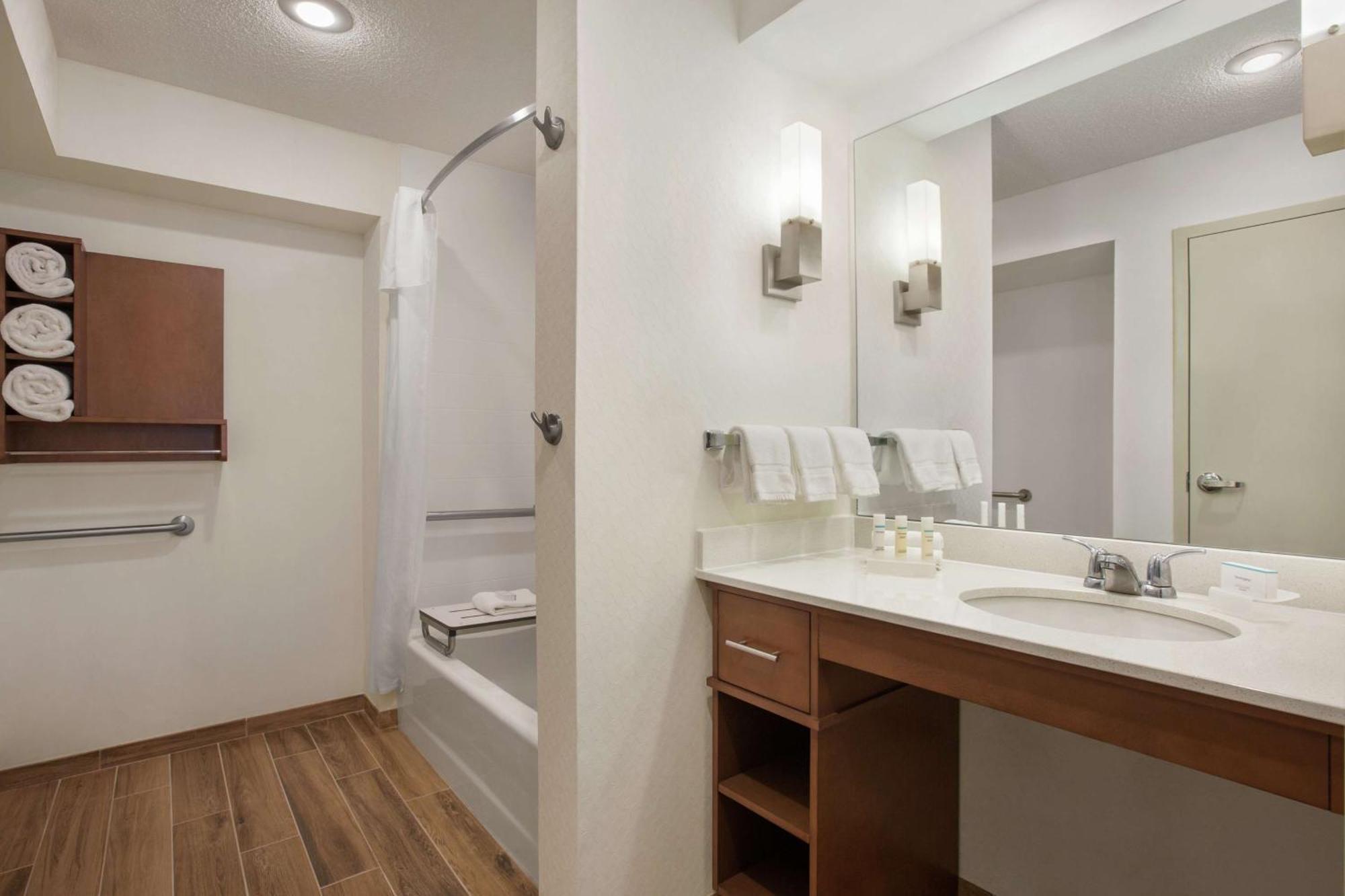 Hotel Homewood By Hilton Kansas Airport 3*