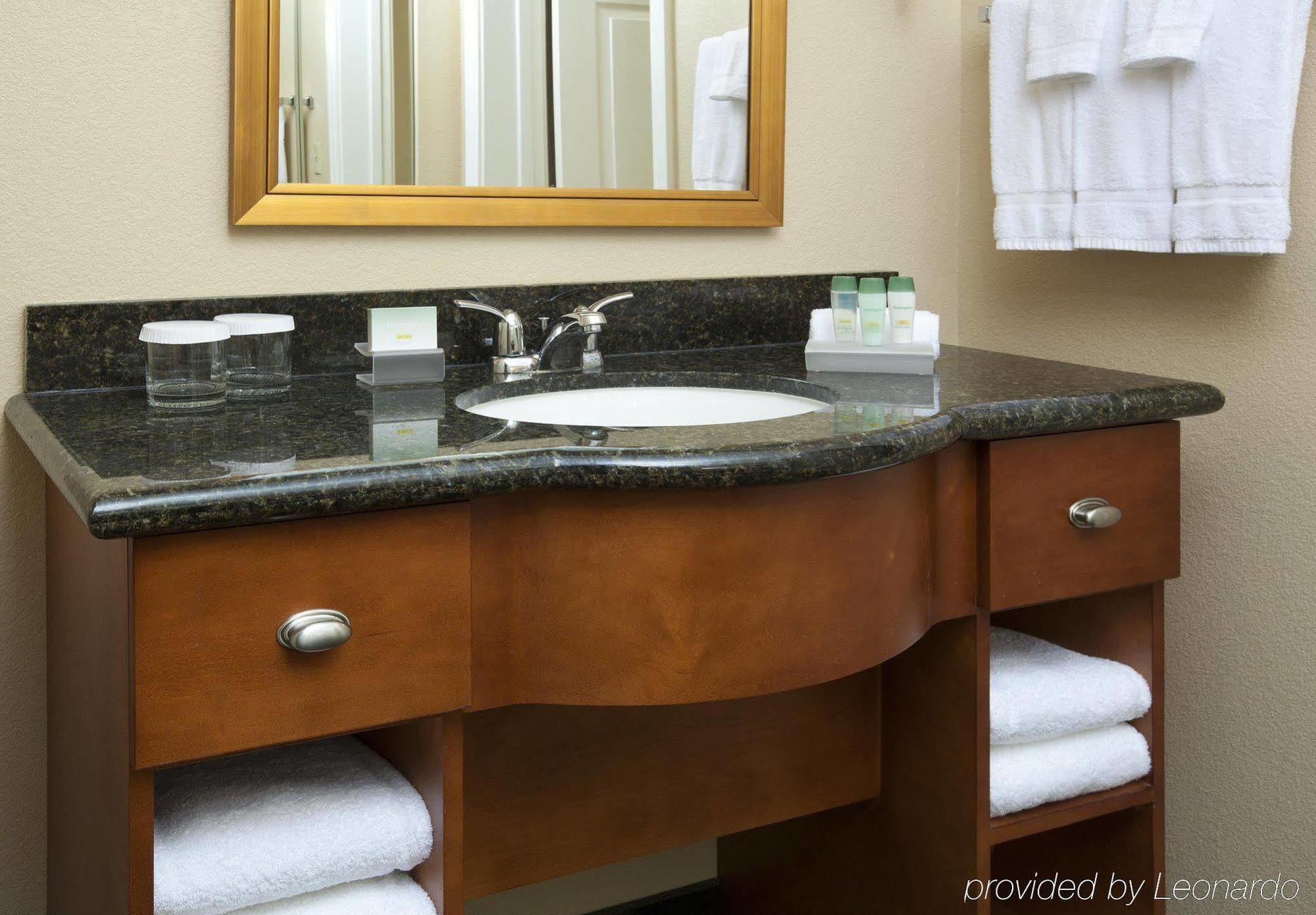 Hotel Homewood By Hilton Kansas Airport 3*